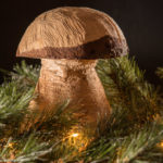 mit der Kettensäge geschnittener Holzpilz als Weihnachtsdekoration