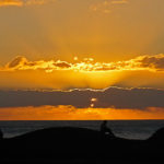 Sonnenuntergang bei La Gomera, Angler auf einem Felsen