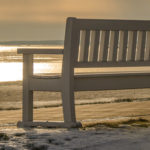 Eine Bank am Strand auf Sylt im Sonnenuntergang