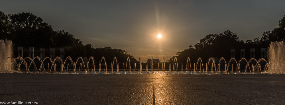 Sonnenuntergang über dem World War II - Memorial in Washington DC