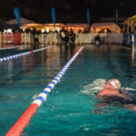 Schwimmer im nächtlichen Veitsbad in Veitsbronn bei den German Open im Eisschwimmen 2018