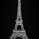Modell des Eiffelturms in schwarz-weiß