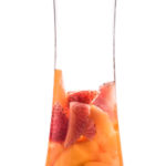 Vitaminwasser - Wasser mit Fruchtstücken in einer Glaskaraffe