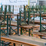 Zusammengestellte Bierbaänke in einem Biergarten am Viktualienmarkt in München