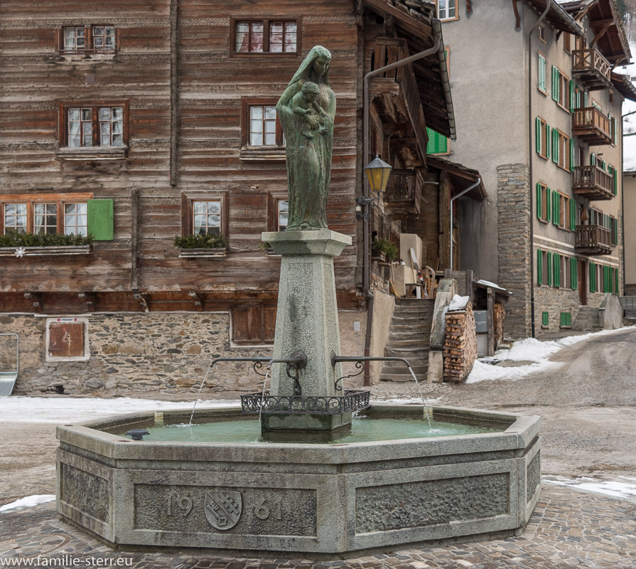 Brunnen auf dem Dorfplatz von Vals in Graubünden
