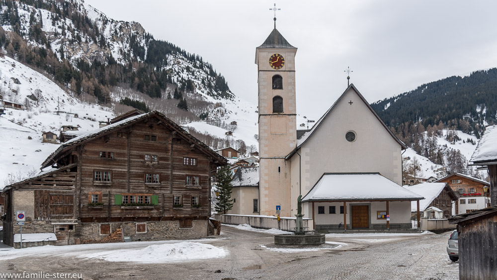 Dorfplatz von Vals / Graubünden mit der Kirche St. Peter und Paul