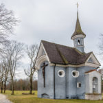 Blick auf die Seekapelle Hl. Kreuz vom Ufer aus in Richtung Herreninsel