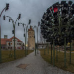 Ampelkunstwerk im Innenhof der Zentrale der Stadtwerke München mit der Gaszählerwerkstatt und dem Wasserturm im Hintergrund
