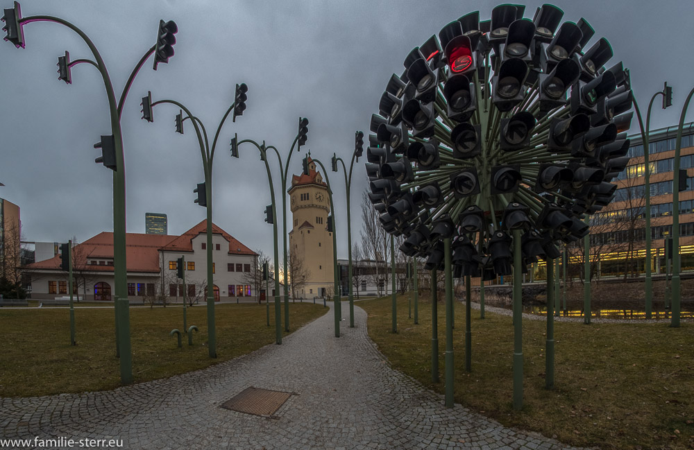 Ampelkunstwerk im Innenhof der Zentrale der Stadtwerke München mit der Gaszählerwerkstatt und dem Wasserturm im Hintergrund