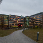 Innenhof der SWM Zentrale München vom der Gaszählerwerkstatt aus mit Blick auf Haupteingang und Ampelkunstwerk
