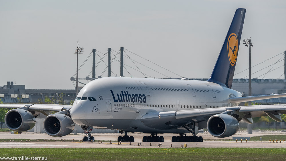 Airbus A380 der Lufthansa rollt auf die nördliche Startbahn am Flughafen München