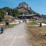 Weg zur Sonnenalm von der Bergstation aus mit dem Gipfel im Hintergrund