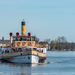 Raddampfer "Ludwig Fessler" mit dem Kloster Frauenchiemsee im Hintergrund