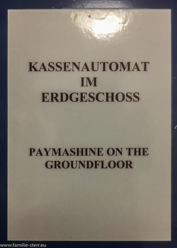 Schild "paymashine on the ground floor"