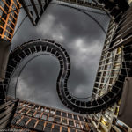 die endlose Treppe im KPMG Innenhof in München von unten gesehen
