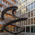 Die endlose Treppe im Innenhof der KPMG in München
