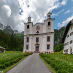 Die Wallfahrtskirche Maria Kirchental vor den Lofer Steinbergen