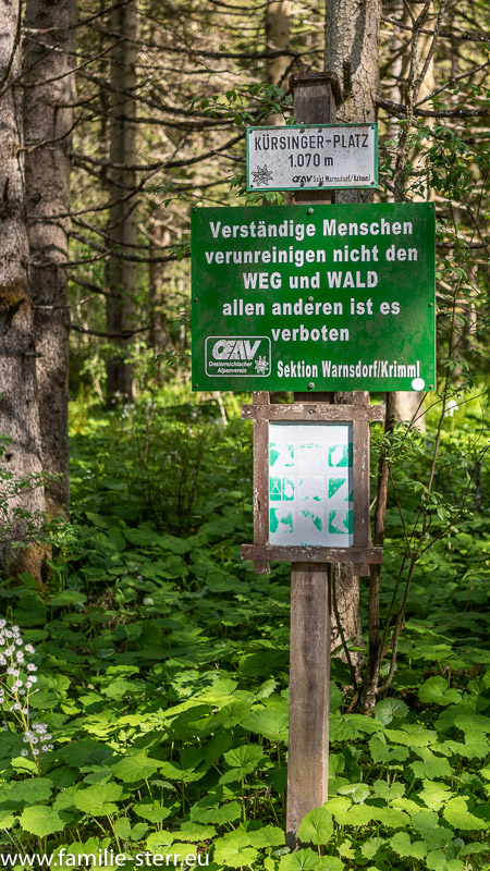 Hinweisschild am Fuß der Krimmler Wasserfälle "Verständige Menschen verunreinigen nicht den Weg und Wald, allen anderen ist es verboten"