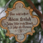 Grabkreuz mit der Inschrift "hier ruht in Gott Adam Lentsch, 26 Jahre lebte er als Mensch und 37 Jahr als Ehemann"