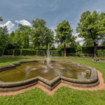 Brunnen mit einer Fontäne im Vasenstück / Park Schloss Lichtenwalde
