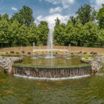 große Brunnenanlage mit Fontänen, Kaskade und diversen Wasserspielen "Sieben Künste" mit Pavillons am Rande