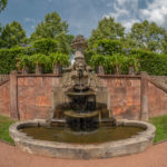 Brunnenskulptur vor einer Treppe im Neuen Stück / Park Schloss Lichtenwalde