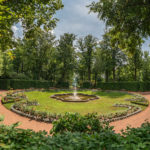 Blick auf den Brunnen im Vasenstück und die Rosenbeete von der Hauptallee aus