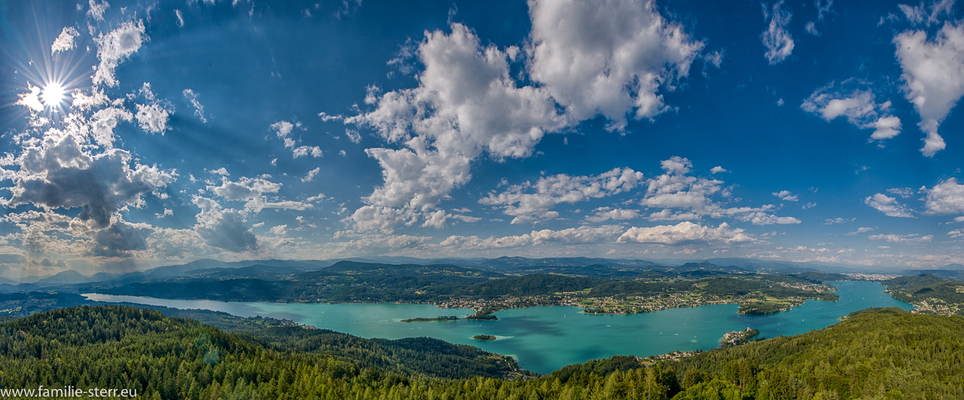 Panorama - Aufnahme vom Wörthersee in Kärnten bei strahlendem Sonnenschein und ein paar Wolken am blauen Himmel