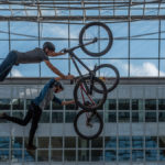 zwei Mountainbiker bei einem Synchron - Jump beim Bike & Style 2018 am Flughafen München