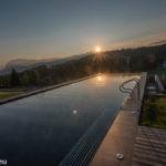 Sonnenaufgang über dem Infinit-Pool im Hotel Pfösl in Deutschnofen