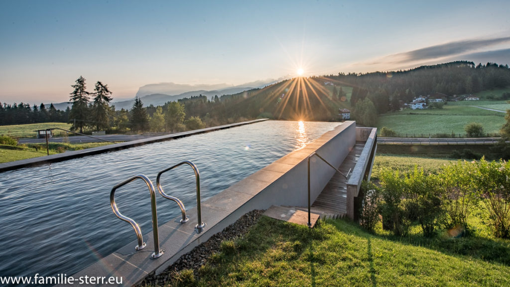 Sonnenaufgang über dem Infinit-Pool im Hotel Pfösl in Deutschnofen