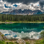 Karersee mit einer Spiegelung der Latermargruppe in den Südtiroler Dolomiten