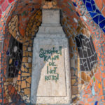 Stein mit der Inschrift "Schönheit kann die Welt retten" / Friedensreich Hundertwasser