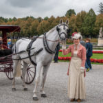 Einspännige Kutsche im Schlosspark Oberschleißheim mit einer Dame im historischen Kostüm