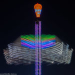 Jules Verne Tower auf dem Oktoberfest 2018 bei Nacht