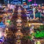 Blick entlang der sog. Schaustellerstraße auf dem Oktoberfest 2018 vom Turm die Kriegt St. Paul aus