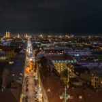 Blick vom Turm der Kirche St. Paul entlang der nächtlichen Schwanthakerstraße in Richtung Altstadt München