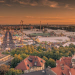 Sonnenuntergang über der Theresienwiese in München beim Oktoberfest