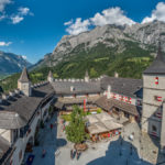 Blick vom Glockenturm über den Hof der Burg Hohenwerfen mit dem Tennengebirge und der Eisriesenweld im Hintergrund