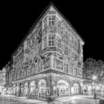 das Ruffinihaus in München bei Nacht in schwarz / weiss