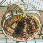 Spiegelung in einer großen Weihnachtskugel im Covent Garden