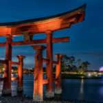 nächtlicher Blick durch das hölzerne Tor im Bereich Japan auf die World Showcase Lagoon und auf das Speceship Earth