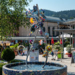 Brunnen mit gläsernen Wasserspeiern in der Josua Glaswelt