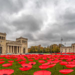rote Stoff - Mohnblumen auf dem Königsplatz in München