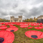 rote Stoff - Mohnblumen auf dem Königsplatz in München