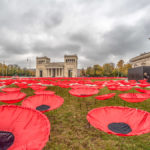 rote Stoff - Mohnblumen auf dem Königsplatz in München