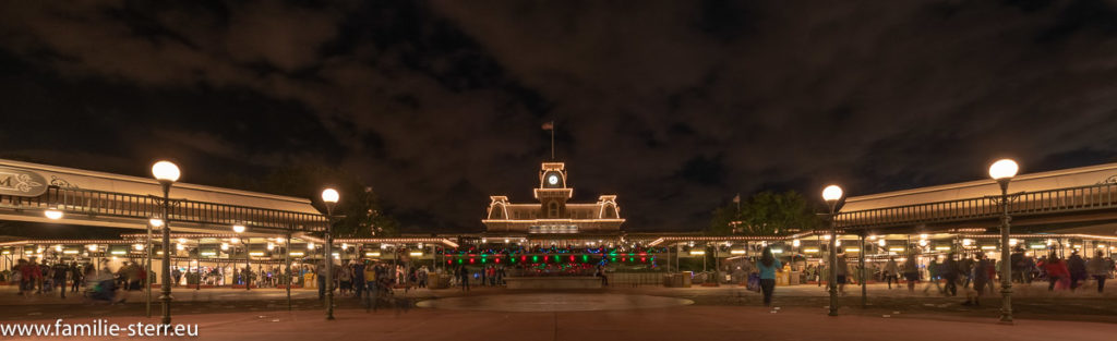 nächtlich beleuchteter Bahnhof am Eingang zum Magic Kingdom in weihnachtlicher Beleuchtung