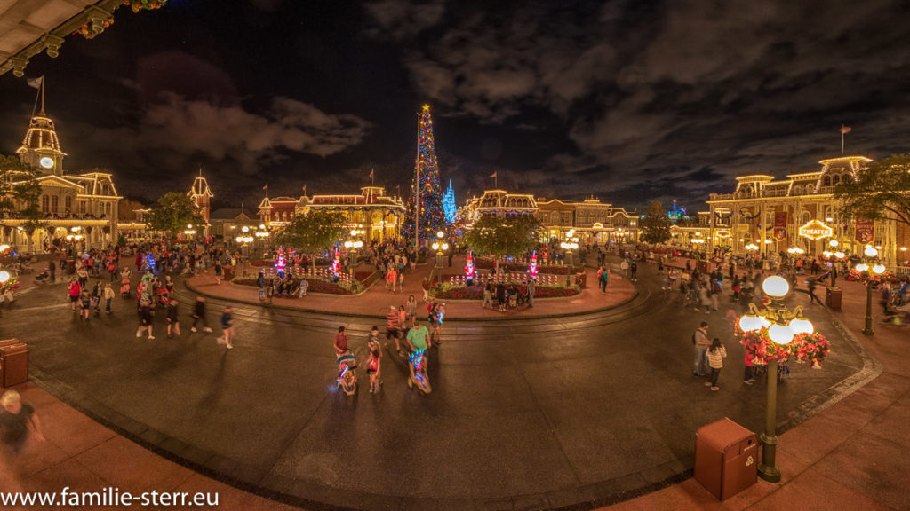 Blick von der Railway Station entlang der Main Street USA bis zum nächtlich beleuchteten Schloss