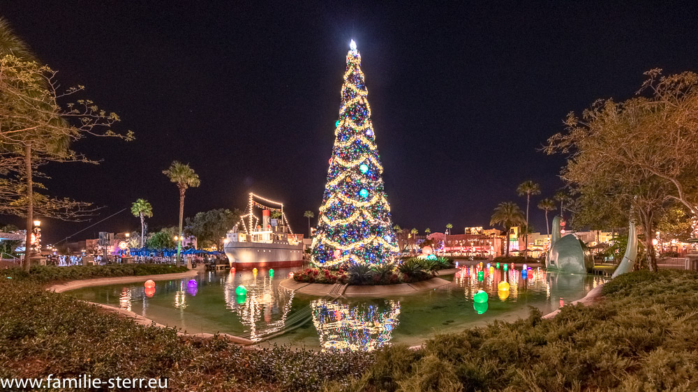 beleuchteter Christbaum in der Mitte des Sees in den Disney Hollywood Studios