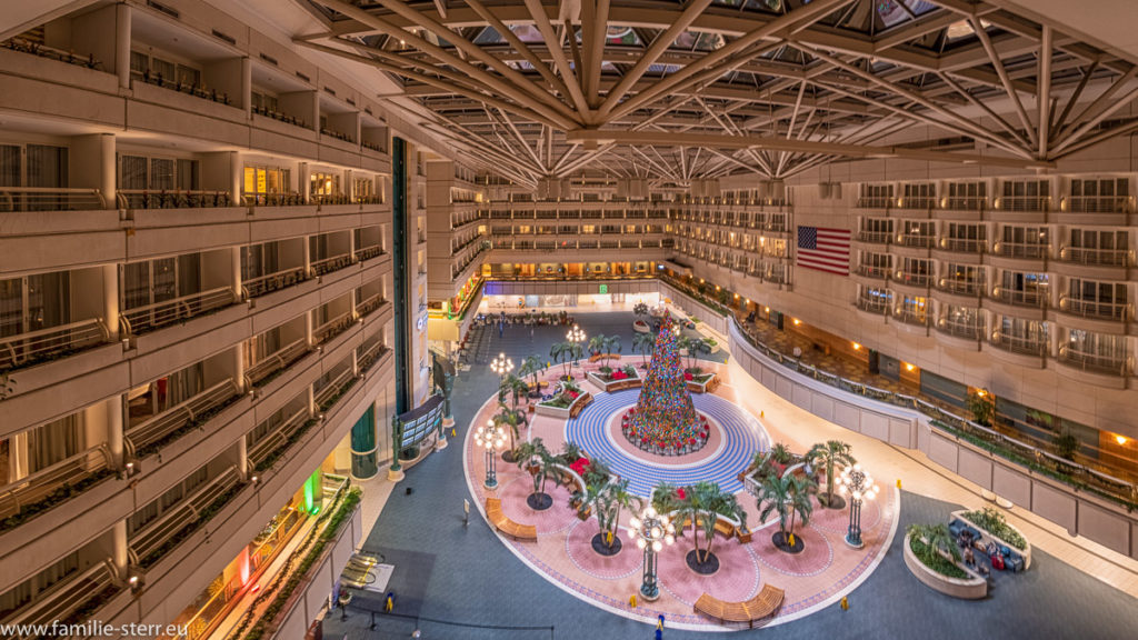 Terminal Flughafen Orlando (MCO) mit Christbaum